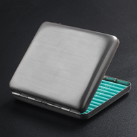 ZHNEYI Étui à cigarettes classique créatif à trois ouvertures en métal gaufré, durable et réutilisable, pour 14 cigarettes, avec fermeture magnétique