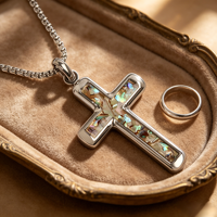 Collier en acier inoxydable Tizti avec pendentif crucifix incrusté de coquille d'ormeau et chaîne, bijoux de mode pour hommes, vente en gros