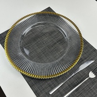 Ensemble de vaisselle pour hôtel et réceptions de mariage : Plateaux ronds en PS à rayures dorées et Assiettes de présentation en plastique transparent à bord doré