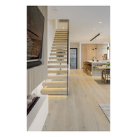 Escalier flottant sur mesure, design cantilever mural, marches en chêne massif, supports en acier cachés, garde-corps en verre trempé