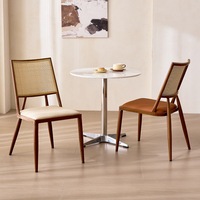 Chaise de salle à manger empilable en métal moderne avec un design ergonomique, durable, écologique et facile à nettoyer pour l'ameublement des restaurants