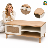 Table basse de salon en bois avec panneau de tiroir en rotin tressé, bouton doré et compartiments ouverts