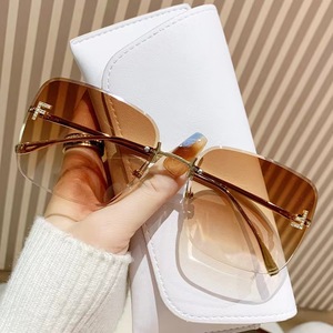 Lunettes de soleil sans monture à dégradé UV400, rectangulaires, tendance, pour femmes, protection solaire, étui inclus - Product Image 1