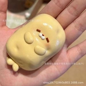 Un juguete antiestrés de silicona de imitación de calidad alimentaria hecho en casa que tarda en recuperar su forma original. - Product Image 5