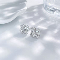 Boucles d'oreilles clous de luxe en or blanc 18 carats avec diamant de laboratoire motif trèfle porte-bonheur, boucles d'oreilles clous tendance, boucles d'oreilles en diamant de laboratoire, boucles d'oreilles raffinées