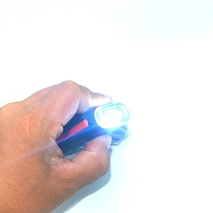Équipement de survie multifonctionnel 7 en 1 pour l'extérieur : boussole, miroir de navigation, sifflet électronique, lampe torche LED en plastique - Product Image 5