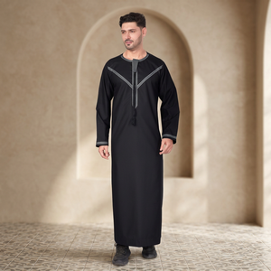 Thobe arabe noir pour homme avec bordure contrastante argentée, robe traditionnelle omanaise à manches longues pour la prière musulmane et les occasions spéciales (Aïd). - Product Image 2