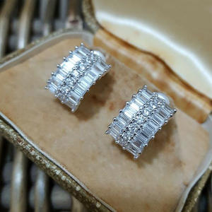 Pendientes de Diamantes en Oro Blanco E3516, Corte Esmeralda, Engaste de Puntas, Geométricos, Clásicos, Joyería Fina para Mujer - Product Image 3