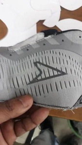 Autocollant métallique fin personnalisé auto-adhésif avec logo Apple en relief pour vêtements, chaussures et tissus, fabriqué avec des techniques de tissage - Product Image 3