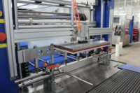 Machine d'emballage automatique d'emballage de film PE d'emballage de jus d'eau en verre en plastique pour plateau en carton et manchon rétractable