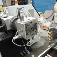 Machine de fabrication de profilés en PVC à haute efficacité pour la fabrication de profilés de portes et fenêtres en PVC en plastique à vendre
