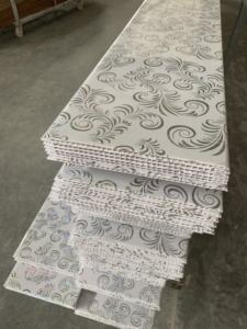 Lámina de <span class=keywords><strong>Techo</strong></span> de PVC Económica con Diseño Estampado en Caliente, Placa de <span class=keywords><strong>Techo</strong></span> <span class=keywords><strong>Falsa</strong></span> de PVC de Fabricante Chino - Product Image 3