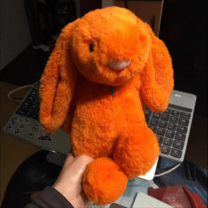 Boneka Kelinci Jellcatt UK Warna Oranye Cerah, Boneka Kelinci Telinga Lembut dan Melengkung dengan Pita Biru Muda - Product Image 3