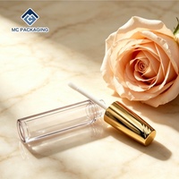 Tube de brillant à lèvres de luxe vide en gros, flacon d'huile à lèvres en plastique transparent avec capuchon doré électroplaqué en relief, logo personnalisé