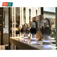 Solution de Présentation Mobile pour Magasin : Vitrine de Présentation en Plexiglas avec Rangement Intégré pour Smartphones