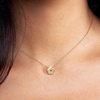 Collier minimaliste Gemnel en laiton plaqué or avec chaîne en câble et pendentif fleur découpé