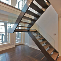 Gerade Treppe mit Stufen aus Amerikanischer Weißeiche, Innentreppe mit Holzstufen, Glasgeländer-Treppe