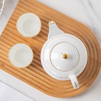 Service à thé minimaliste écologique blanc pur avec bordure dorée, 1 théière, 6 tasses, service en céramique moderne, en stock pour les hôtels