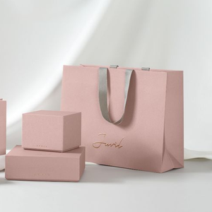 Sacs cadeaux pliables roses réutilisables en carton recyclé avec logo personnalisé pour vêtements, chaussures et sous-vêtements - Product Image 3
