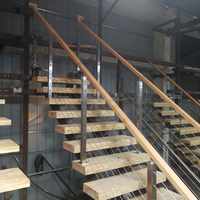 Escalier droit décoratif à double poutre avec garde-corps en câble et marches en chêne