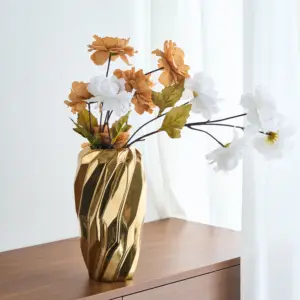 Échantillon gratuit vase doré en forme de vortex article de décoration de table pour bureau d'hôtel de luxe vase en céramique fantaisie pour fleur