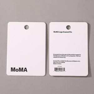 ป้ายแขวนกระดาษแข็งสีขาว MoMA ปรับแต่งได้สำหรับป้ายโลโก้แบรนด์เสื้อผ้า พร้อมรูเจาะสำหรับร้อยเชือก - Product Image 4