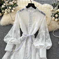 Robe Courte Sexy de Soirée à Manches Longues Broderie Creuse Boutonnée pour Femme – Nouvelle Collection Printemps