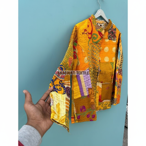 Veste matelassée légère faite à la main en coton indien avec imprimé patchwork jaune superposition respirante et chaude pour chaque saison - Product Image 1