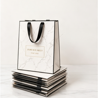 Sac cadeau en papier de qualité supérieure imprimé sur mesure, sac à poignée en ruban de satin de luxe pour boutique, vente en gros