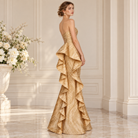 Robe de soirée sirène en jacquard doré pour femme, sans bretelles, avec volants cascade sur le côté et fente haute, idéale pour les événements de gala