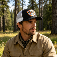 Casquette Trucker à 5 Panneaux Bicolore à Visière Plate en Maille, Casquette Snapback d'Extérieur avec Logo Personnalisé en Patch Tissé