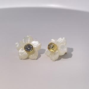 Pendientes de Botón Redondos Elegantes de Latón Chapado en Oro con Circonita Cúbica en Forma de Flor, Estilo Vintage Francés, para Mujer, de Tianyu Gems - Product Image 1