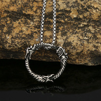 Collier en acier inoxydable personnalisé en gros sans décoloration Bijouterie Gothique Vintage Tête de Loup Connexion Collier à pendentif rond pour hommes