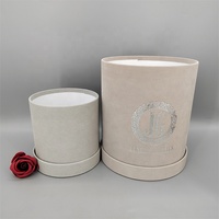 Boîte Cadeau Ronde Personnalisée en Velours Gris Écologique avec Dorure à Chaud pour Fleurs