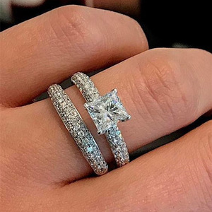 Set di Anelli con Moissanite Simulata Quadrata per Donne, Regalo Romantico per Coppie con Fede Abbinata - Product Image 2