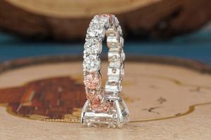 Bague solitaire élégante et éclatante avec tige style éternité, diamants ronds roses gradués, bijoux faits main, étincelants et intemporels - Product Image 3