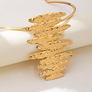 Collana Irregolare Kaimei 2026, Gioiello di Moda Unico con Plissettatura, Accessorio da <span class=keywords><strong>Donna</strong></span> per Banchetti e Feste, Placcata in <span class=keywords><strong>Oro</strong></span> 18k - Product Image 4
