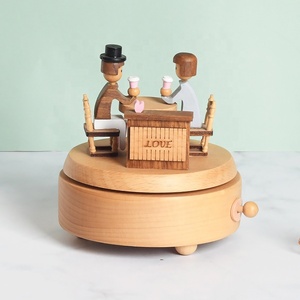 Caja de música de cuerda de madera personalizable siempre brillante Encuentro de café americano en el día de San Valentín Idea de regalo de carrusel con manivela - Product Image 1