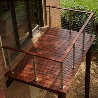 Rampe d'escalier en bois antique avec balustrade et main courante en bois