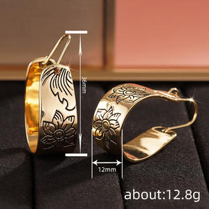 Orecchini a cerchio dorati E4480 per donna, design floreale vintage, gioielli in lega di zinco, orecchini alla moda placcati oro - Product Image 5