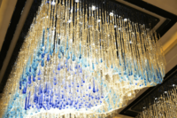 Lustre rectangulaire moderne de luxe, grand modèle, avec cascade de cristaux bleus dégradés, luminaire suspendu personnalisé pour hall d'hôtel et salle de banquet