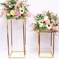 Vente en gros de 4 porte-fleurs en or, centres de table carrés en métal de 23.6 pouces de haut pour décoration de table de réception de mariage