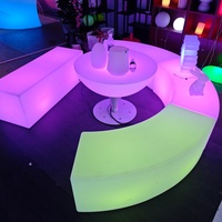 Bancs et tables basses modernes incurvés en plastique PE avec éclairage LED pour l'extérieur, idéaux pour la maison, les bars et les hôtels (vente en gros)