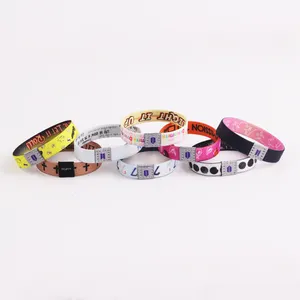 Pas cher 1.3cm 1.5cm 2.0cm Bracelets magnétiques de concert en polyester avec votre bracelet de logo personnalisé pour l'événement