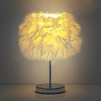 Lampe de table nordique en plumes blanches, lampe de chevet LED, base en métal, décoration moderne pour la maison, chambre à coucher, cadeau esthétique romantique