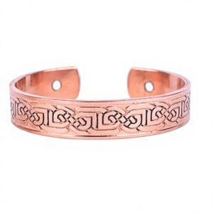 Bracelet en cuivre élégant avec motif de boucles entrelacées en relief, bijoux en métal à la mode, design exquis - Product Image 1