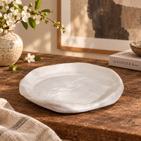 Plateau décoratif en céramique crème, forme organique irrégulière, plateau sculptural pour la décoration moderne de la maison