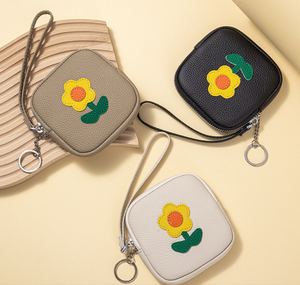 Vente en gros de porte-monnaie en cuir de vachette, petite pochette à monnaie, grande capacité, rangement pour monnaie, rouge à lèvres, serviettes, broderie florale, porte-monnaie avec dragonne - Product Image 2