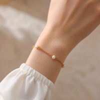 Bracelet tendance pour femme en acier inoxydable plaqué or avec perles d'eau douce élégantes, prêt à être expédié en gros