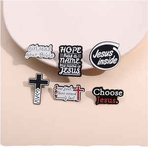 Broche émaillée bicolore noir et blanc avec motif croix, Jésus à l'intérieur, et la citation « Première Fille, Lis ta Bible » - Product Image 1